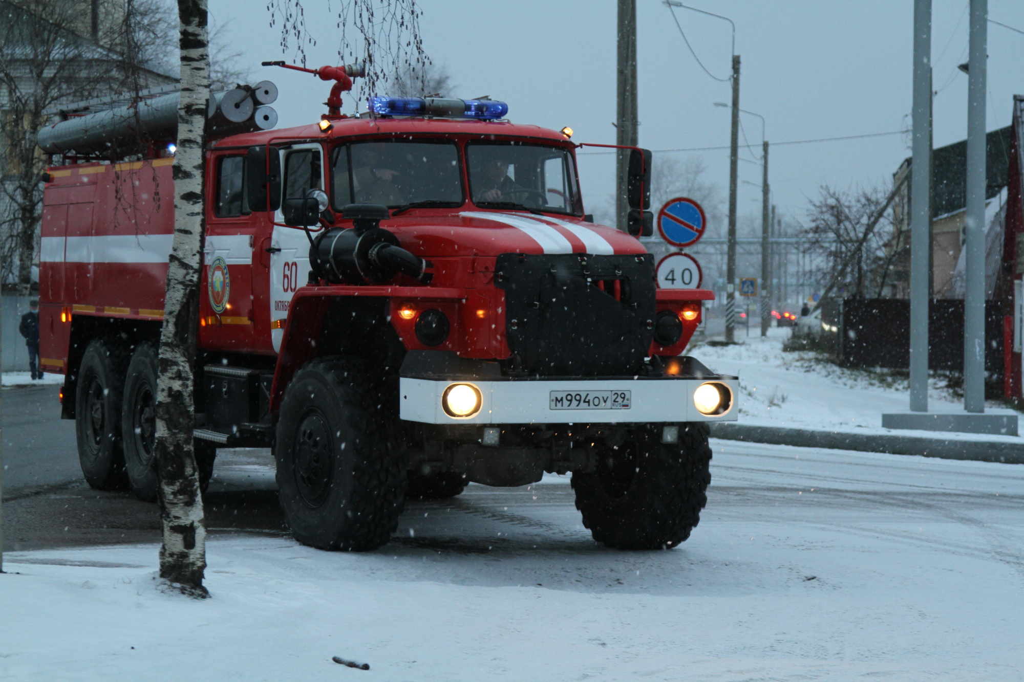 Пожарная дорога. Уступи дорогу пожарной машине. Пожарная машина Россия с пожарными. Пожар машина дз0хзшщощжд\7.