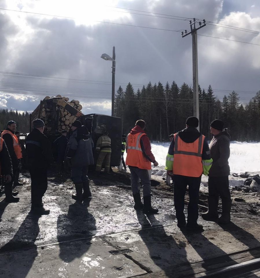 В Коношском районе столкнулись КАМАЗ и грузовой поезд: пострадавших нет -  Новости - Главное управление МЧС России по Архангельской области