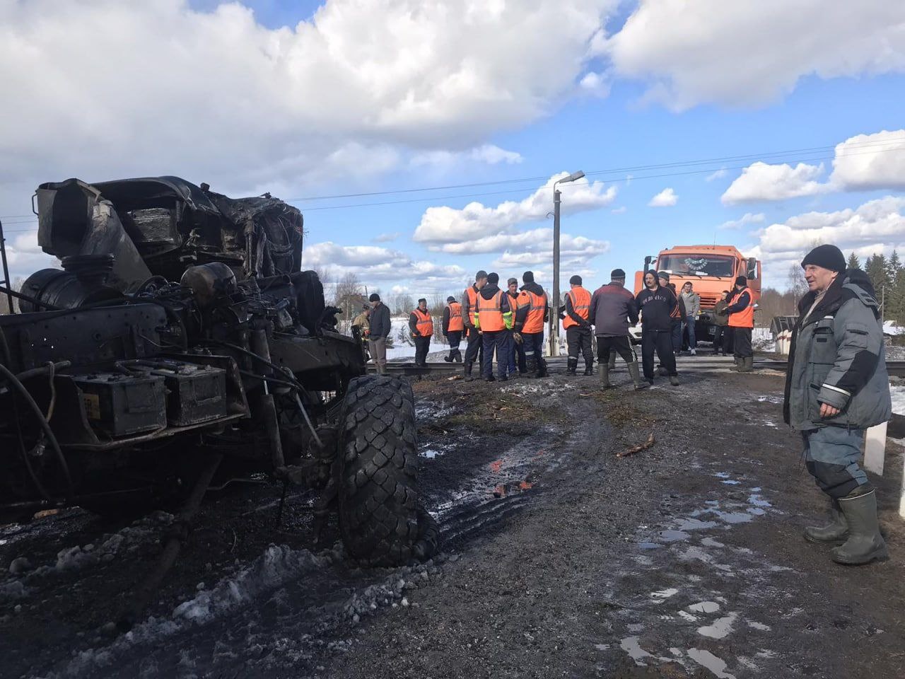 В Коношском районе столкнулись КАМАЗ и грузовой поезд: пострадавших нет -  Новости - Главное управление МЧС России по Архангельской области