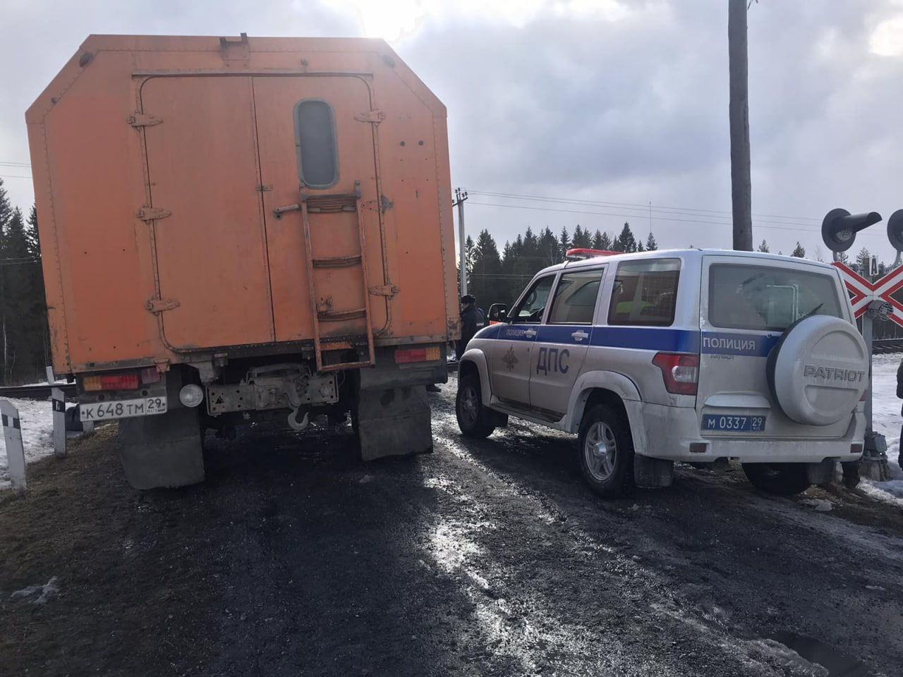 В Коношском районе столкнулись КАМАЗ и грузовой поезд: пострадавших нет -  Новости - Главное управление МЧС России по Архангельской области