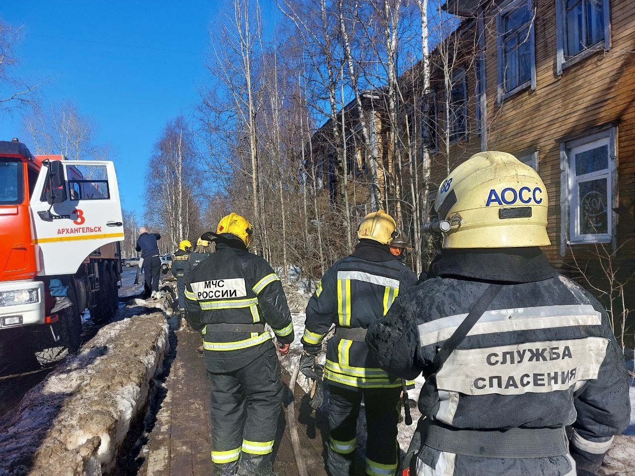 В центре Архангельска ликвидирован пожар в нежилом деревянном доме -  Новости - Главное управление МЧС России по Архангельской области