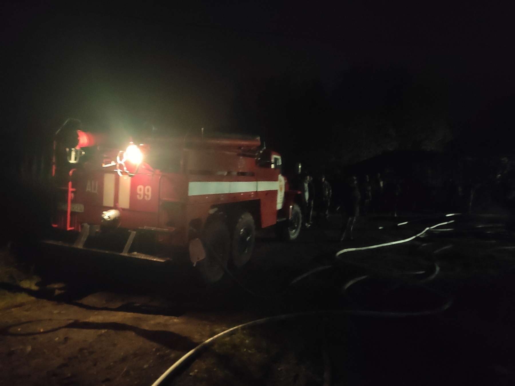 Архангельские пожарные ликвидировали ночной пожар на острове Кего. От огня  отстояли соседний жилой дом - Новости - Главное управление МЧС России по  Архангельской области