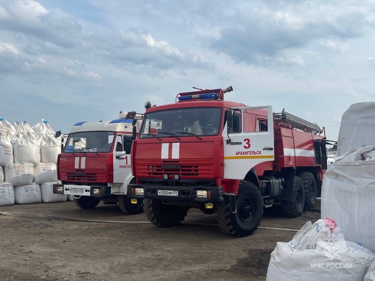 В Архангельске ликвидируют пожар на грузовом судне «Терский берег» -  Новости - Главное управление МЧС России по Архангельской области