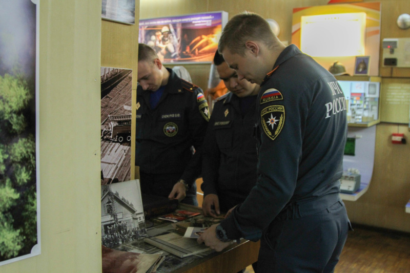 Выпускники ведомственных вузов посетили пожарно-техническую выставку Главного упpавления МЧС России по Архангельской области в рамках подготовки к службе