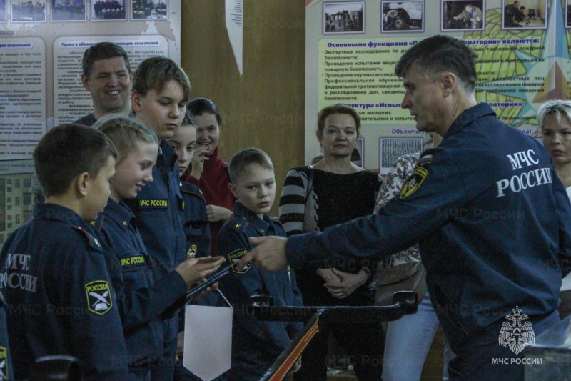 На пожарно-технической выставке Главного управления МЧС России по Архангельской области прошла экскурсия для кадет Республики Карелия